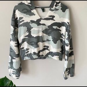 Forever 21 Camo cropped Hoodie Size S